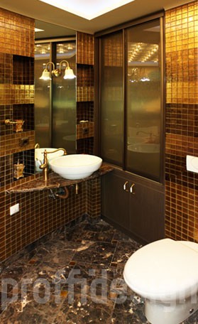 Натуральный камень и золотая мозаика в дизайне ванной комнаты