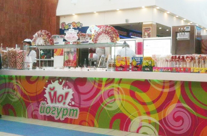 Дизайн открытой точки кафе-мороженого. Замороженный йогурт. Фото.